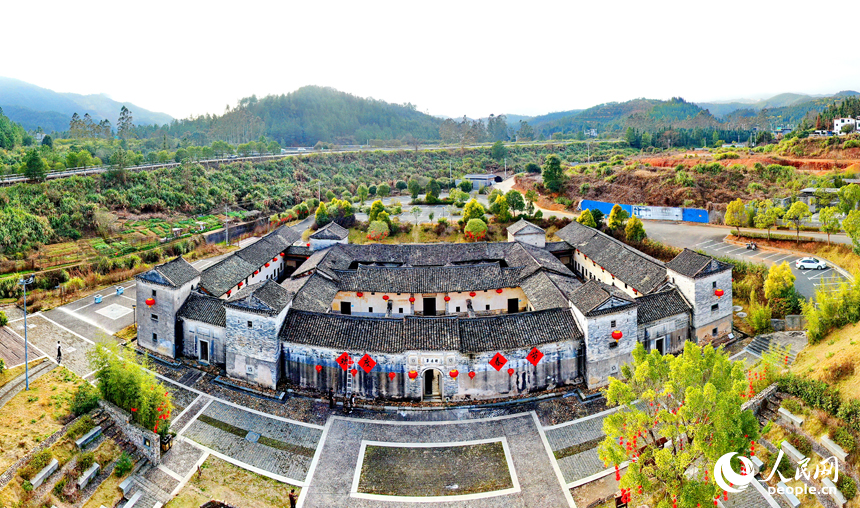 贛州市定南縣歷市鎮修建村，村民在明遠第圍掛紅燈籠。人民網 朱海鵬攝