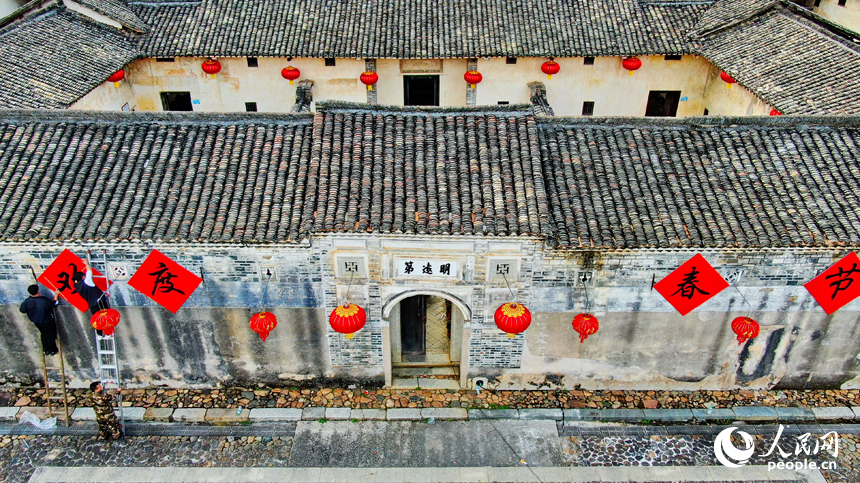 贛州市定南縣歷市鎮修建村，村民在明遠第圍掛紅燈籠。人民網 朱海鵬攝