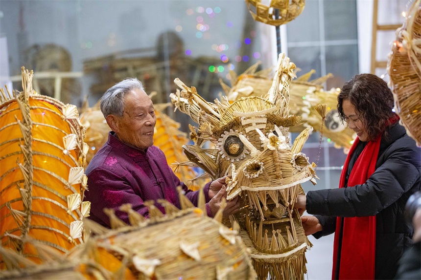 國家級非物質文化遺產湖口草龍代表性傳承人正在精心趕制草龍。李學華攝