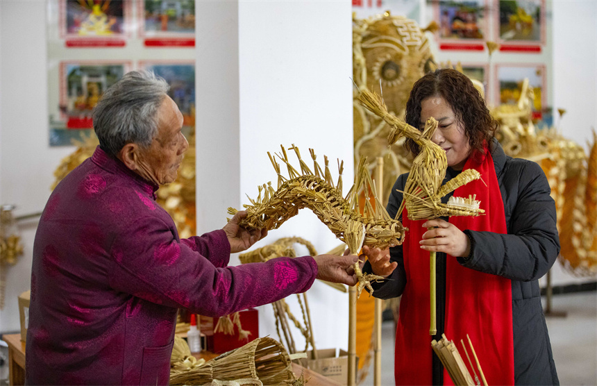 國家級非物質文化遺產湖口草龍代表性傳承人正在精心趕制草龍。李學華攝