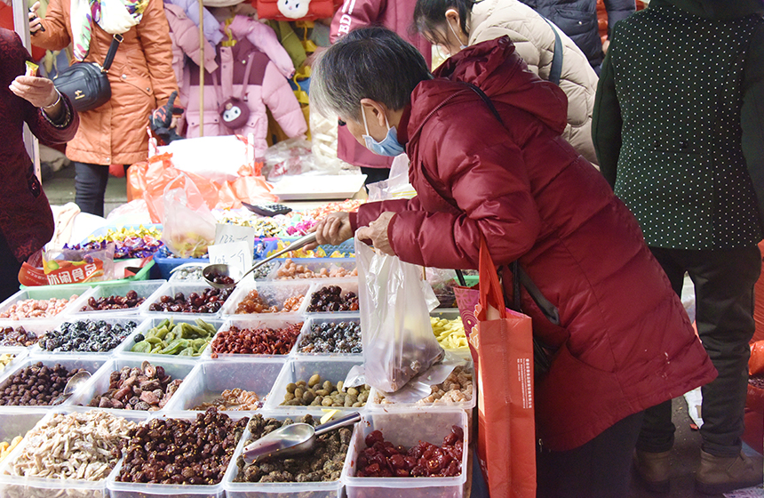 人們正在購置年貨。劉陽春攝