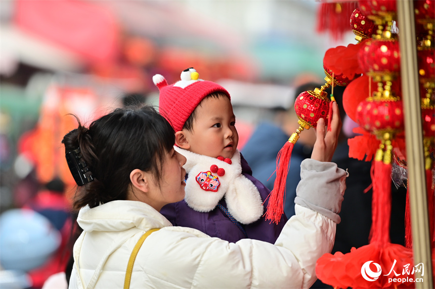 贛州市贛南貿易廣場的喜慶飾品店，市民在選購春聯、燈籠、福字。人民網 朱海鵬攝