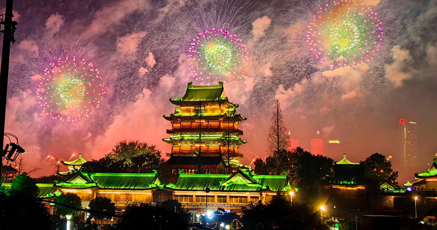 2月10日晚，2024年南昌市迎春煙花晚會在贛江中心老官洲區域舉行。孫彬越攝