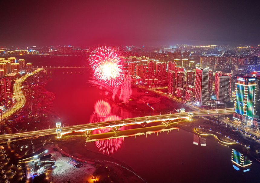 贛州經開區新春大型燈光秀和焰火晚會，一束束升騰而起的煙花焰火流光溢彩、璀璨奪目。人民網 朱海鵬攝