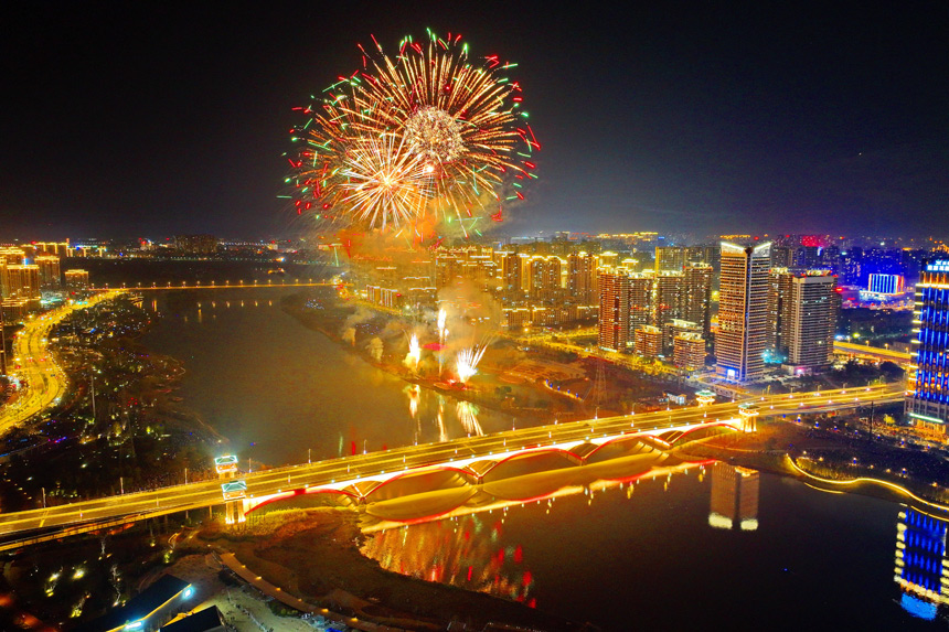 贛州經開區新春大型燈光秀和焰火晚會，一束束升騰而起的煙花焰火流光溢彩、璀璨奪目。人民網 朱海鵬攝