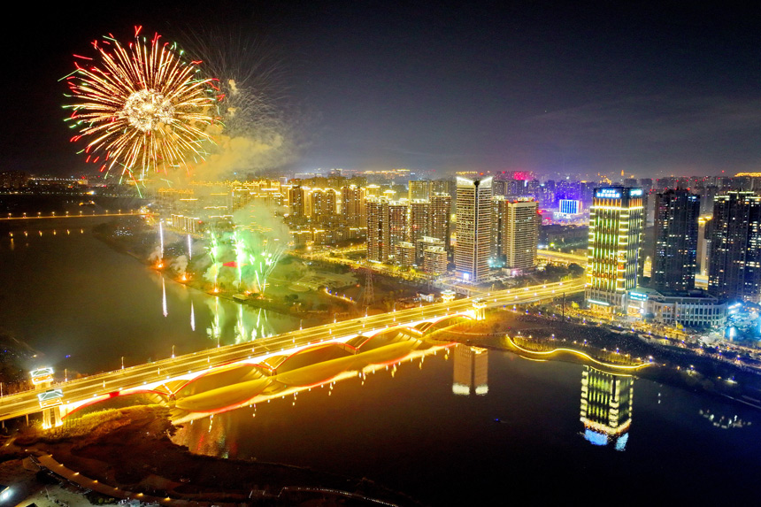 贛州經開區新春大型燈光秀和焰火晚會，一束束升騰而起的煙花焰火流光溢彩、璀璨奪目。人民網 朱海鵬攝