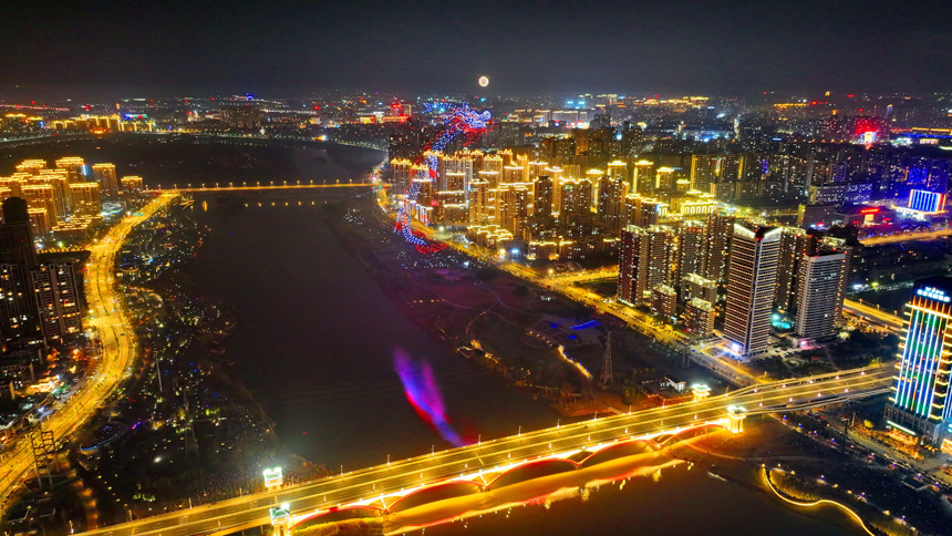 贛州經開區新春大型燈光秀和焰火晚會，1500臺無人機組合成一條巨龍在夜空中浮游。人民網 朱海鵬攝