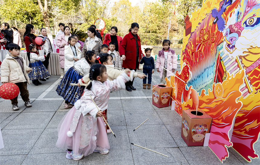 投壺游戲。 汪和云攝
