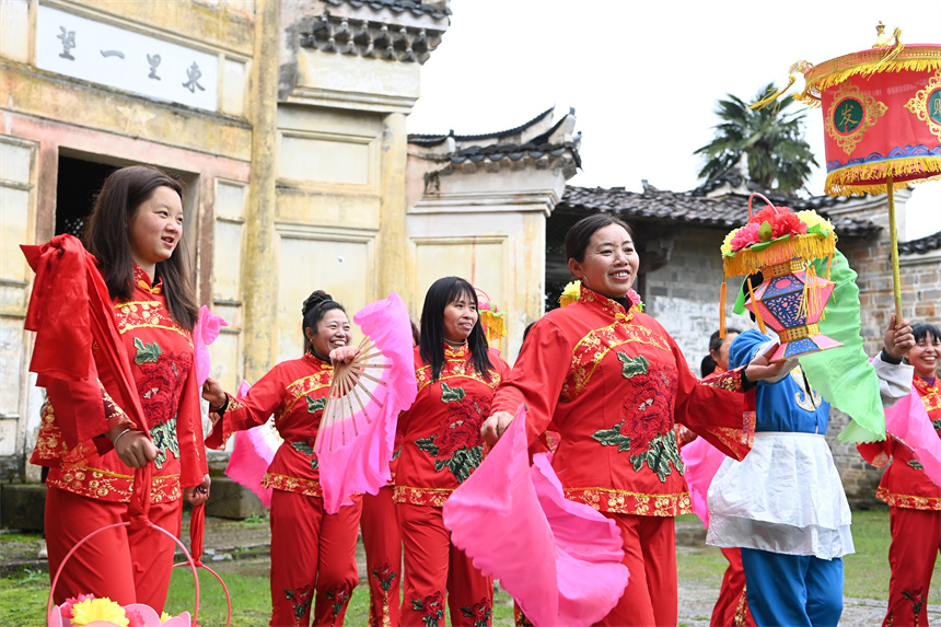 村民正在跳茶籃燈舞，為大家送上新春祝福。曾嶸峰攝