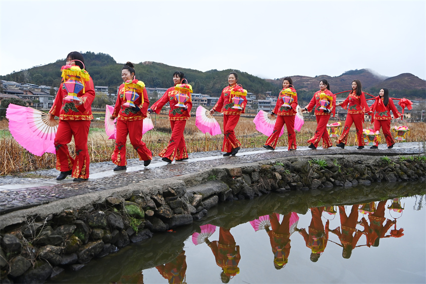 村民正在跳茶籃燈舞，為大家送上新春祝福。曾嶸峰攝