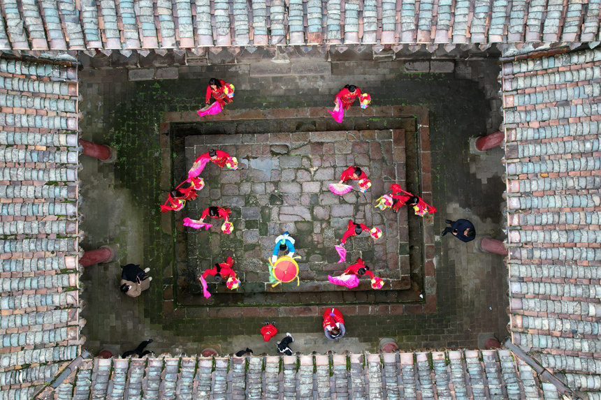 村民正在跳茶籃燈舞，為大家送上新春祝福。曾嶸峰攝