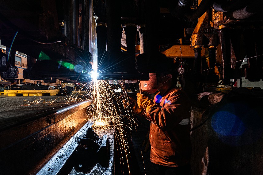 工作人員正在進行電焊作業。邱鋒龍攝