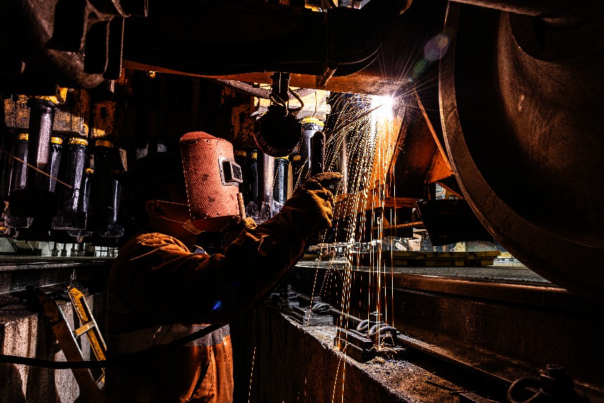 工作人員正在對進行電焊作業。邱鋒龍攝