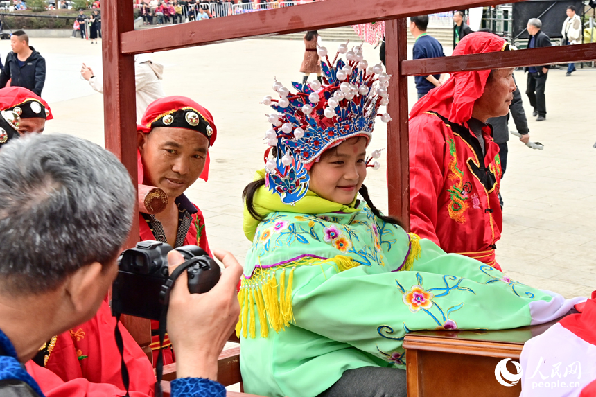 贛閩粵非遺民俗踏街活動在江西寧都舉行，吸引眾多市民、游客前來觀看。人民網 朱海鵬攝