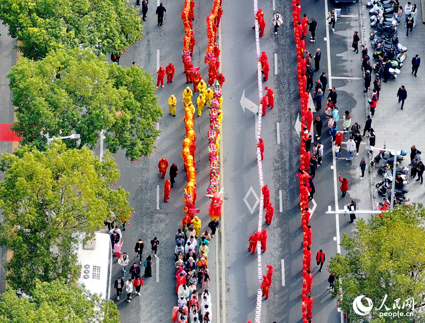 贛閩粵非遺民俗踏街活動在江西寧都舉行，吸引眾多市民、游客前來觀看。人民網 朱海鵬攝