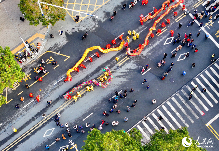 贛閩粵非遺民俗踏街活動在江西寧都舉行，吸引眾多市民、游客前來觀看。人民網 朱海鵬攝