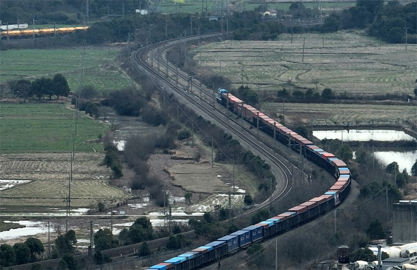 鐵海聯運貨物班列從江西南昌國際陸港駛出。 胡國林攝