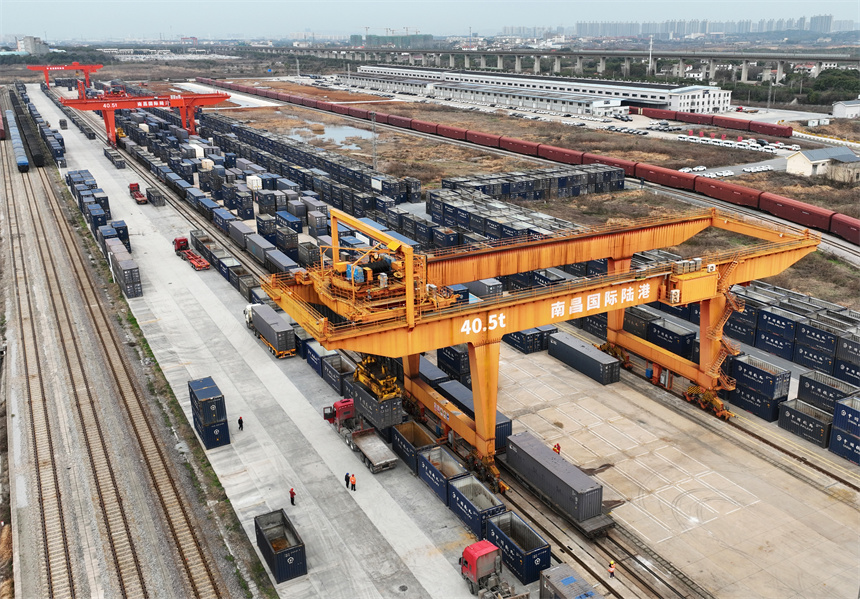 國際陸港內，龍門吊正在吊裝集裝箱，一派繁忙景象。 胡國林攝