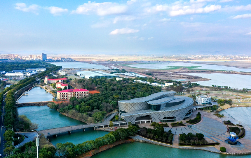 航拍下的共青城市碧波蕩漾、風光綺麗，宛如一幅渾然天成的“山水畫”。潘成攝