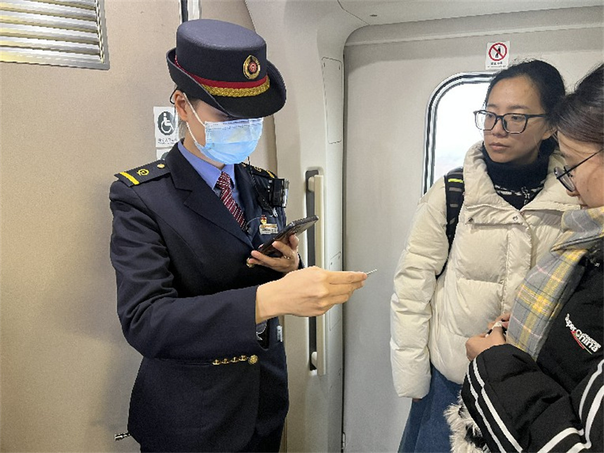徐晶熱心為旅客提供中轉車次車票信息查詢服務。徐文悅攝