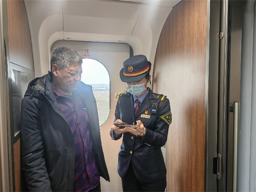 張婕妤正為旅客辦理補票業務。廖彩雲攝