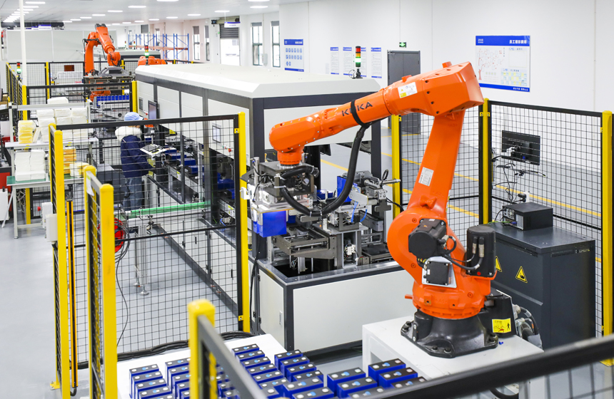 工人在智能化生產車間裝配儲能電池。謝東攝