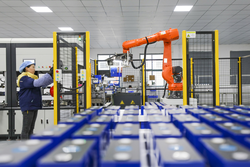 工人在智能化生產車間裝配儲能電池。謝東攝