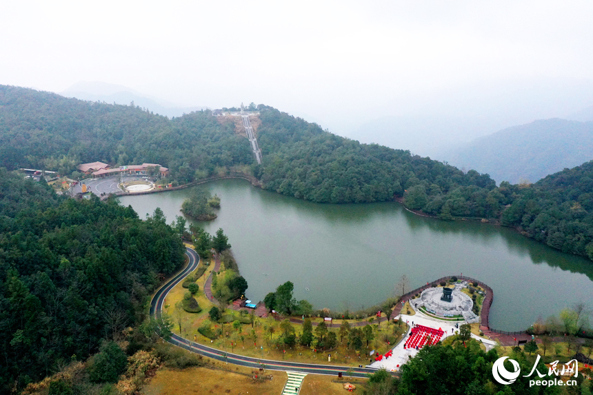 航拍鏡頭下的江西安遠三百山山清水秀生態美。 人民網記者 時雨攝