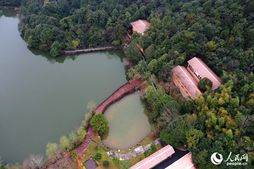 航拍鏡頭下的江西安遠三百山山清水秀生態美。 人民網記者 時雨攝