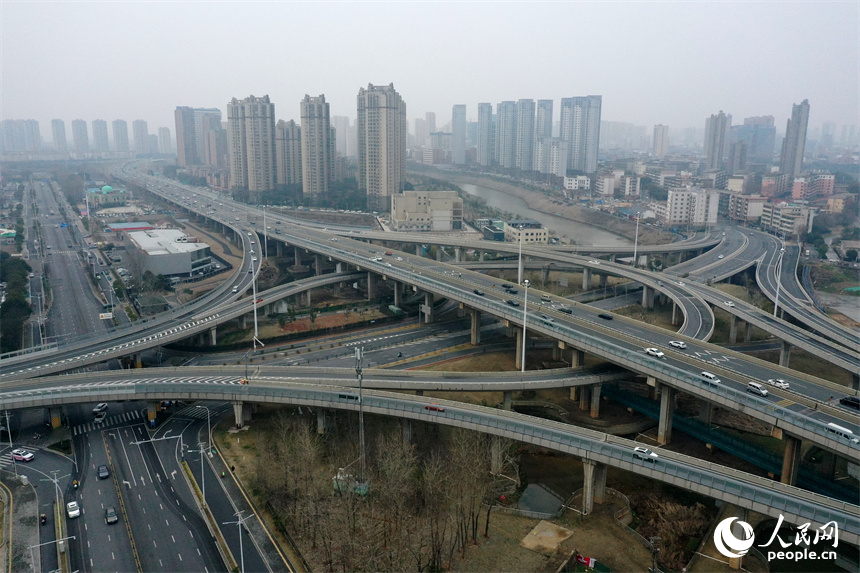 江西省南昌市紅谷灘區的城市道路與環城快速路縱橫交織。 人民網記者 時雨攝