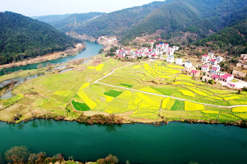縱橫交錯的田園、河流、群山與民居相映成景。賀治斌攝