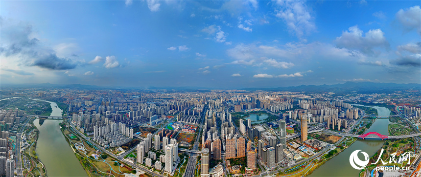 贛州市中心城區高樓大廈、公園濕地和青山綠水相互映襯、相得益彰，一幅現代化山水城市風光畫卷映入眼簾。人民網 朱海鵬攝