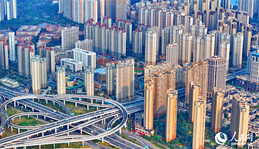 贛州市中心城區高樓大廈、公園濕地和青山綠水相互映襯、相得益彰，一幅現代化山水城市風光畫卷映入眼簾。人民網 朱海鵬攝