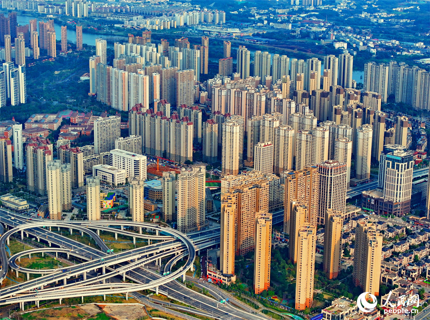 贛州市中心城區高樓大廈、公園濕地和青山綠水相互映襯、相得益彰，一幅現代化山水城市風光畫卷映入眼簾。人民網 朱海鵬攝