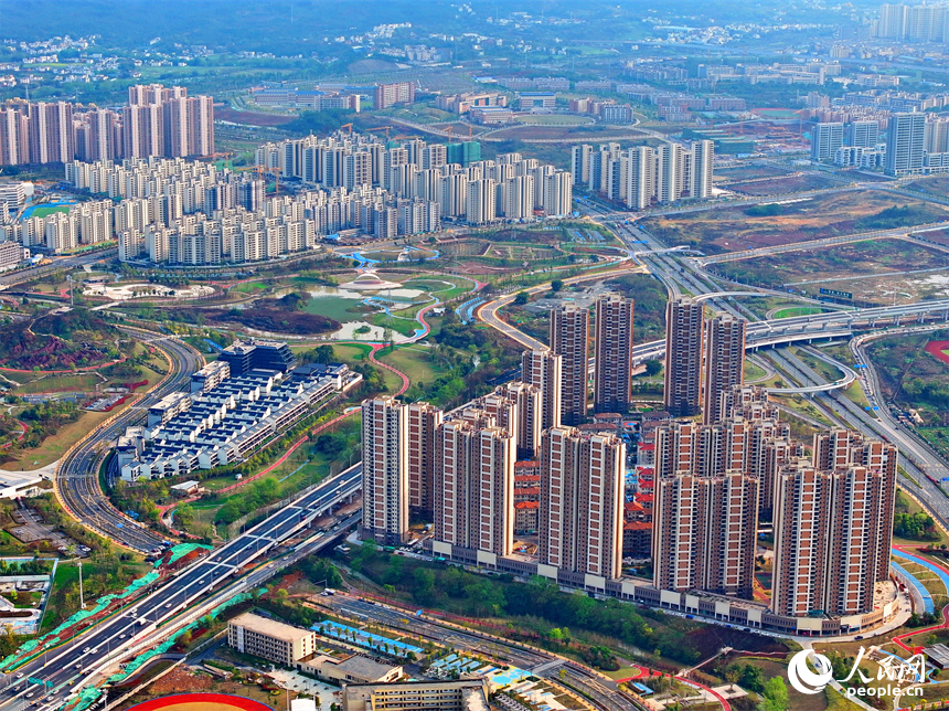 贛州市中心城區高樓大廈、公園濕地和青山綠水相互映襯、相得益彰，一幅現代化山水城市風光畫卷映入眼簾。人民網 朱海鵬攝