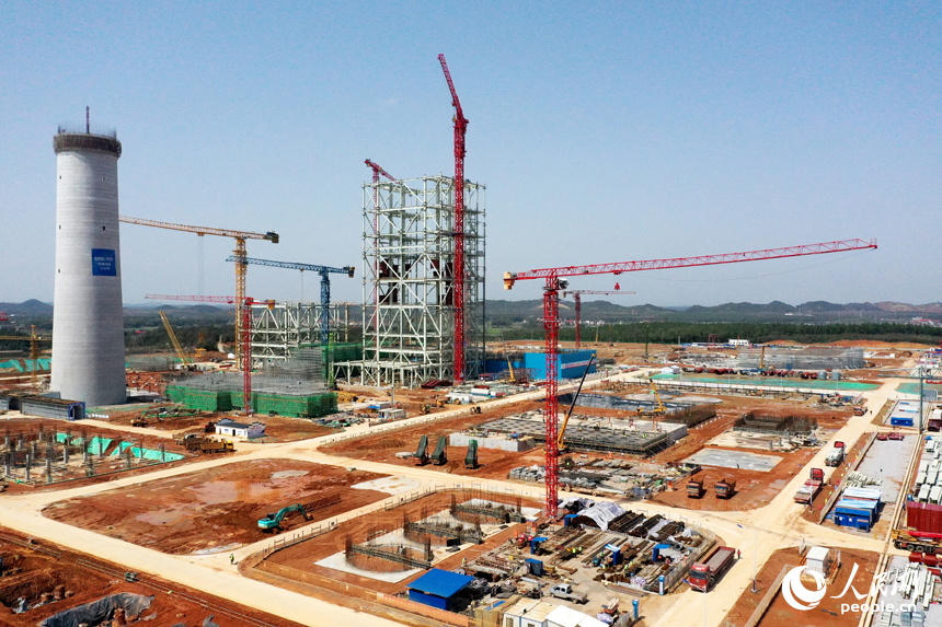 江西省宜春市上高縣的江西贛能上高2×1000MW清潔煤電項目建設現場。 人民網記者 時雨攝
