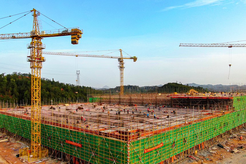 工程人員正在搶抓工期趕進度。詹繼成攝