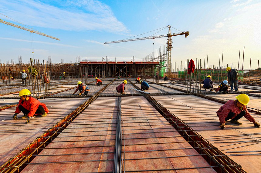 工程人員正在搶抓工期趕進度。詹繼成攝