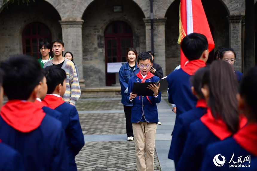 師生們一起誦讀葉挺烈士的《囚歌》。 人民網記者 時雨攝