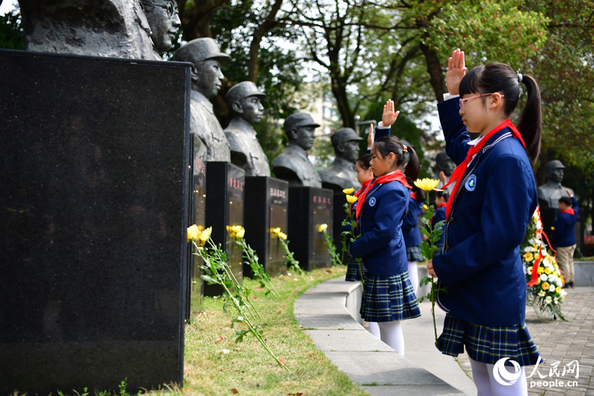 學生們向革命先烈的雕像敬禮。 人民網記者 時雨攝