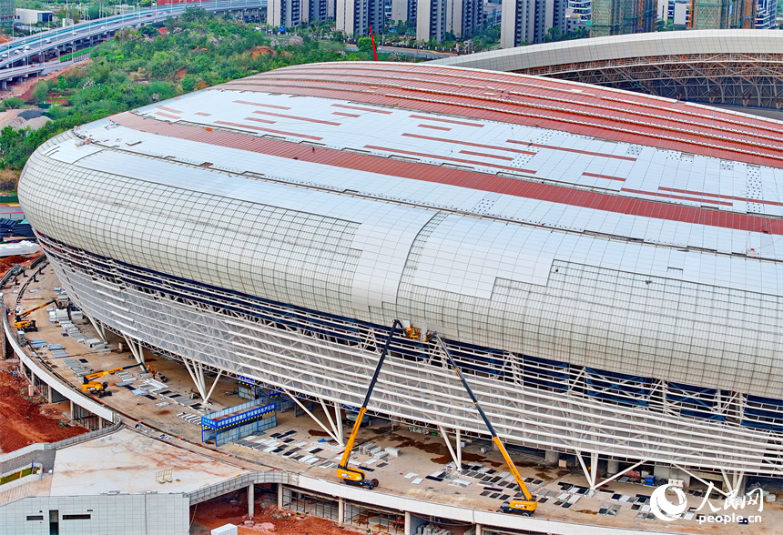 贛州市全民健身中心一期項目，工人在加緊施工。人民網 朱海鵬攝