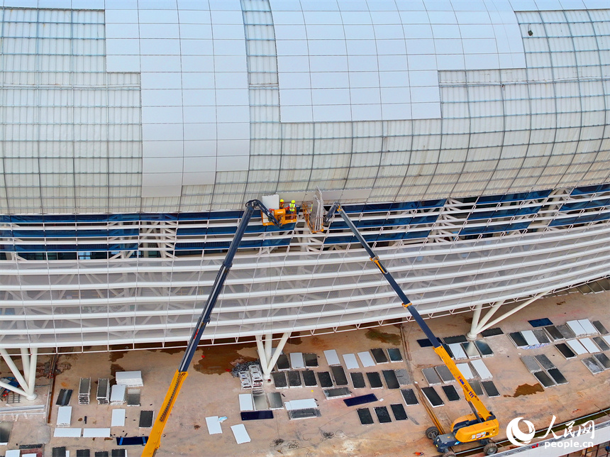 贛州市全民健身中心一期項目，工人在加緊施工。人民網 朱海鵬攝