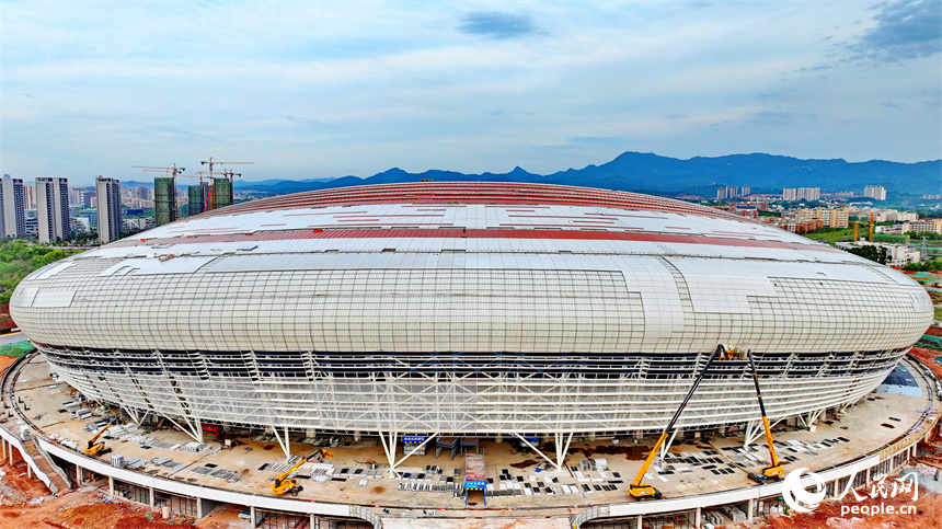 贛州市全民健身中心一期項目，工人在加緊施工。人民網 朱海鵬攝