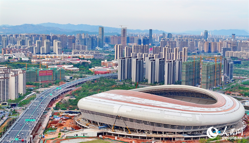 贛州市全民健身中心一期項目，工人在加緊施工。人民網 朱海鵬攝