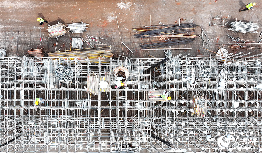 位于南昌縣的姚灣作業區綜合碼頭貨場，工人在鋪設堆場散貨倉頂棚采光板。人民網 朱海鵬攝