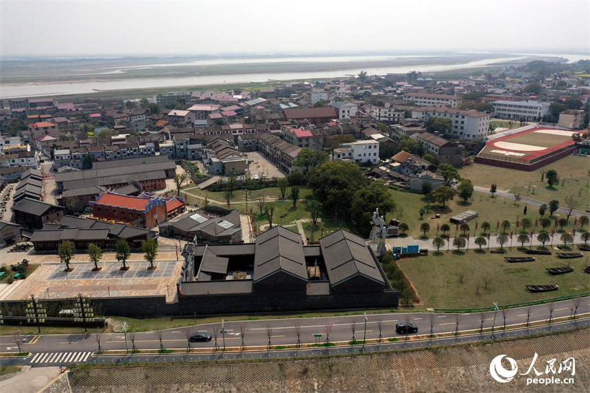 近年來，吳城鎮實施“添綠”“點亮”“扮美”工程，完善小鎮基礎設施。 人民網記者 時雨攝