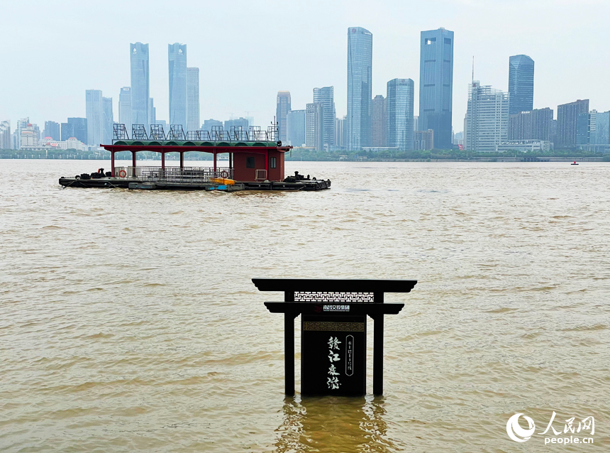 贛江水位持續上漲，部分沿江步道被水淹沒。人民網記者 毛思遠攝