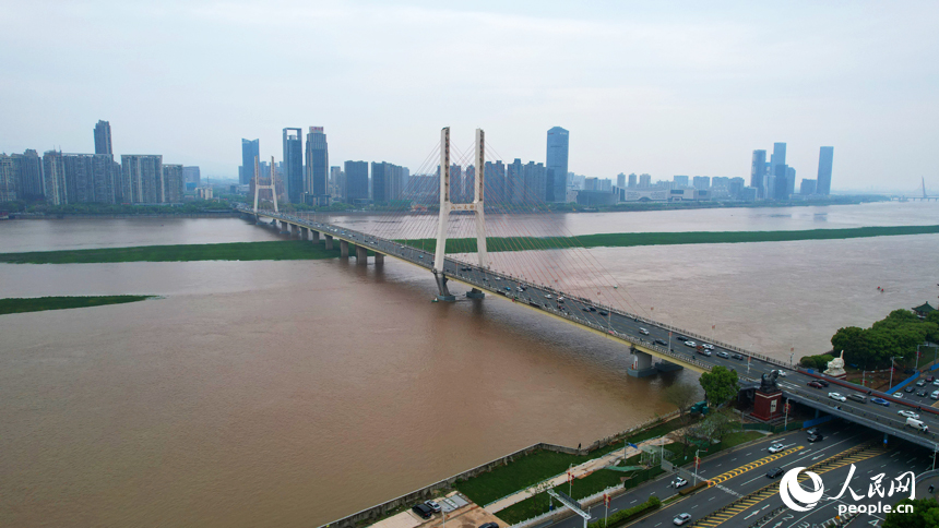 贛江南昌段八一橋水域，江水渾濁湍急。人民網記者 毛思遠攝