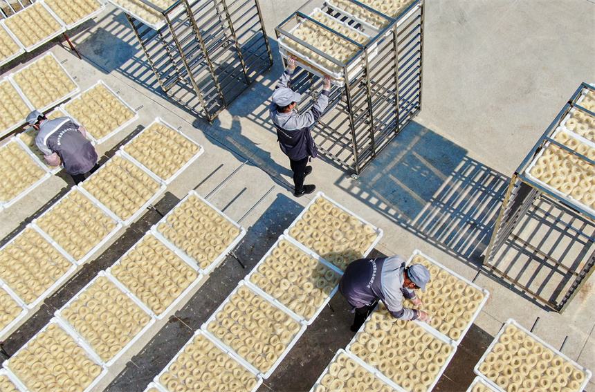 工人們正利用晴好天氣晾曬米粉。詹繼成攝
