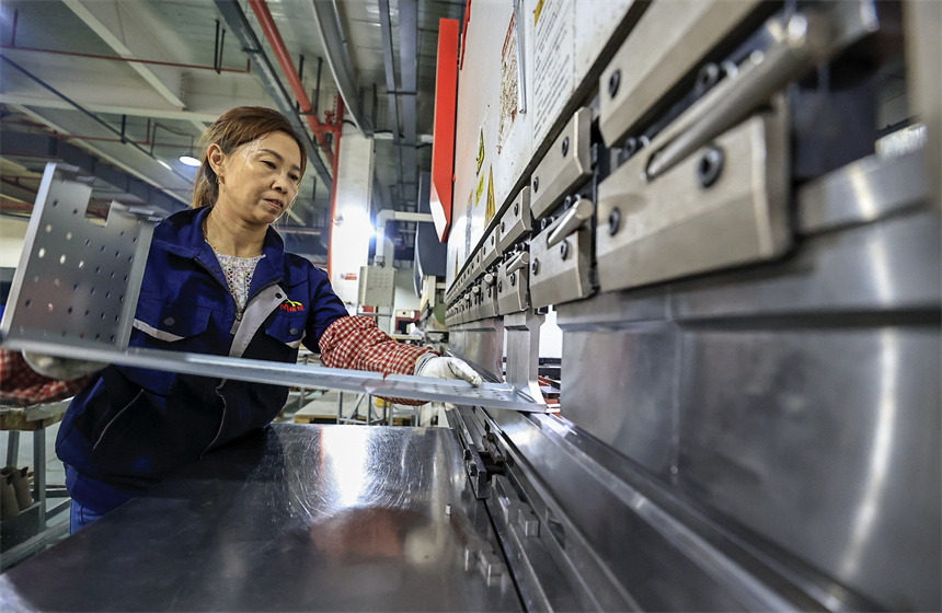 在湖口縣一家金屬制品加工廠里，工人正在生產線上忙碌。吳江攝